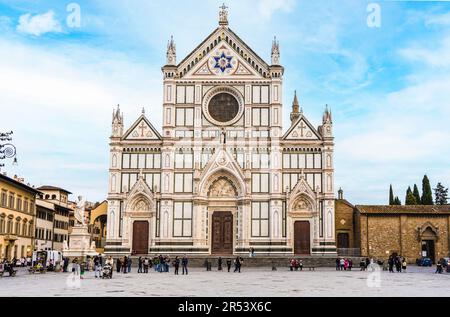 Florenz, Italien - März 9 2023: Die Basilika Santa Croce (Basilika des Heiligen Kreuzes) ist eine Basilika und die wichtigste Franziskanerkirche von Florenz Stockfoto