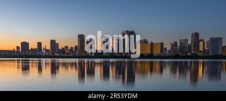 Osaka, die japanische Skyline in Umeda am frühen Morgen von der anderen Seite des Yodogawa River. Stockfoto