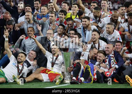 Budapest, Ungarn. 01. Juni 2023. Sevilla-Spieler feiern am Ende des Europa-League-Finales zwischen dem FC Sevilla und AS Roma im Stadion Puskas Arena in Budapest (Ungarn) am 31. Mai 2023. Kredit: Insidefoto di andrea staccioli/Alamy Live News Stockfoto