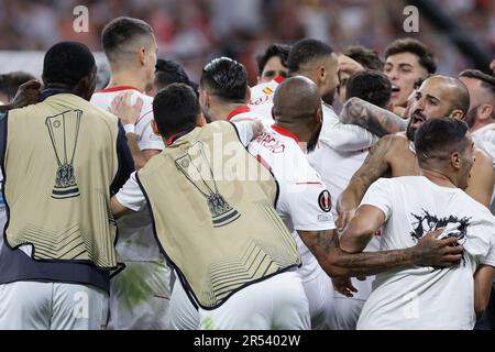 Budapest, Ungarn. 01. Juni 2023. Sevilla-Spieler feiern am Ende des Europa-League-Finales zwischen dem FC Sevilla und AS Roma im Stadion Puskas Arena in Budapest (Ungarn) am 31. Mai 2023. Kredit: Insidefoto di andrea staccioli/Alamy Live News Stockfoto