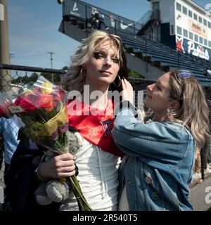 Dallas, Georgia, USA. 27. Mai 2023. KAI-LYNN DIAMOND, 18, wird von ihrer Mutter Crystal Diamond nach der Abschlusszeremonie an der Paulding County High School umarmt, hinterlässt ihre Vergangenheit als Junge, der ein Mädchen wurde, und schaut auf ein einfacheres Leben in ihrem richtigen Geschlecht. (Kreditbild: © Robin Rayne/ZUMA Press Wire) NUR REDAKTIONELLE VERWENDUNG! Nicht für den kommerziellen GEBRAUCH! Stockfoto