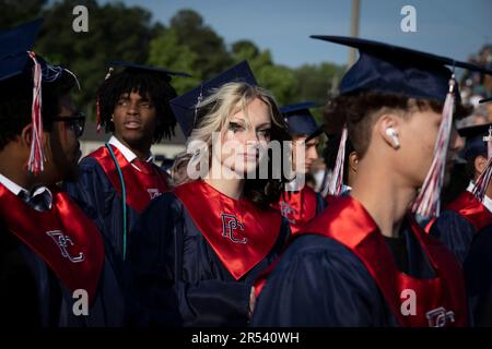 Dallas, Georgia, USA. 27. Mai 2023. KAI-LYNN DIAMOND, 18, feiert ihren Abschluss an der Paulding County High School, verließ ihre Vergangenheit als Junge, der ein Mädchen wurde, und blickte auf ein einfacheres Leben in ihrem richtigen Geschlecht. (Kreditbild: © Robin Rayne/ZUMA Press Wire) NUR REDAKTIONELLE VERWENDUNG! Nicht für den kommerziellen GEBRAUCH! Stockfoto