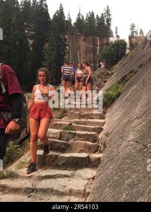 Auf dem Mist Trail im Yosemite-Nationalpark könnt ihr die steinernen Stufen hinuntergehen, die an der Seite eines Berges geschnitzt sind Stockfoto