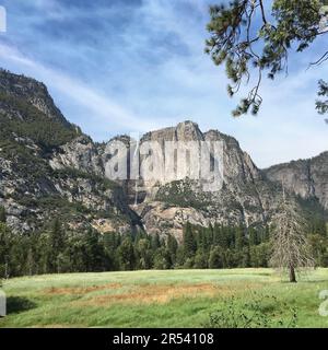 Die Yosemite Falls stürzen auf eine Felswand in das Tal im Yosemite-Nationalpark Stockfoto