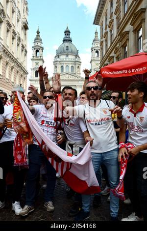 Budapest, 31. Mai 2023 - Sevilla-Fans in guter Stimmung am Nachmittag vor dem Finale der Europa League. Stockfoto