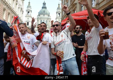Budapest, 31. Mai 2023 - Sevilla-Fans in guter Stimmung am Nachmittag vor dem Finale der Europa League. Stockfoto