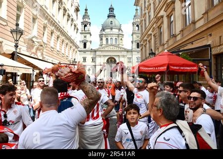 Budapest, 31. Mai 2023 - Sevilla-Fans in guter Stimmung am Nachmittag vor dem Finale der Europa League. Stockfoto