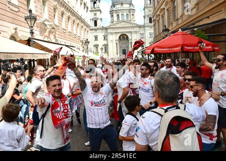 Budapest, 31. Mai 2023 - Sevilla-Fans in guter Stimmung am Nachmittag vor dem Finale der Europa League. Stockfoto