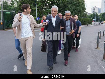 Bukarest, Rumänien. 31. Mai 2023: Die Gewerkschaftsführer Simion Hancescu sprechen vor der Presse, nachdem sie das Angebot abgelehnt haben, das vor einigen Stunden während der Verhandlungen mit der rumänischen Regierung zur Erhöhung der Gehälter von Lehrkräften und nicht-Lehrkräften im Victoria-Palast, dem rumänischen Regierungssitz, in Bukarest einging. Mehrere Bildungsgewerkschaftsverbände begannen am 22. Mai mit einem nationalen Streik, der höhere Löhne und bessere Arbeitsbedingungen forderte. Kredit: Lucian Alecu/Alamy Live News Stockfoto