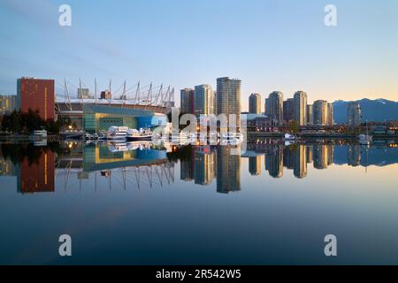 Vancouver, British Columbia, Kanada 16. April 2020. False Creek Skyline Morgenreflexionen. Sunrise False Creek Blick auf die Innenstadt von Vancouver. Britisch Stockfoto