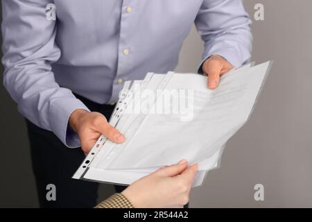 Geschäftsleute, die mit Dokumenten arbeiten, im Büro, in der Nähe Stockfoto