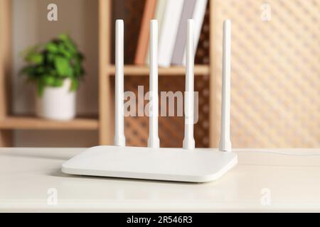 Neuer WLAN-Router auf weißem Tisch im Innenbereich Stockfoto