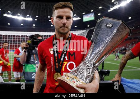 Sevilla, Spanien. 31. Mai 2023. Ivan Rakitic vom FC Sevilla mit der Trophäe während des Spiels der UEFA Europa League, Finale zwischen dem FC Sevilla und dem AC Roma, gespielt am 31. Mai 2023 in Budapest, Ungarn. (Foto: Antonio Pozo/PRESSIN) Kredit: PRESSINPHOTO SPORTS AGENCY/Alamy Live News Stockfoto