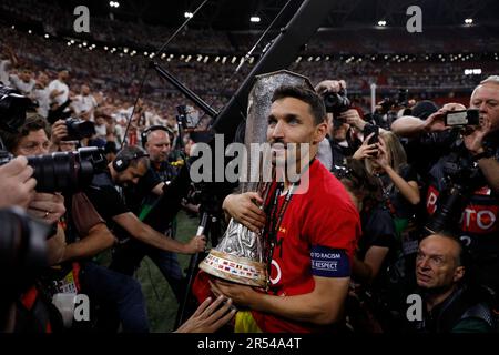 Sevilla, Spanien. 31. Mai 2023. Jesus Navas vom FC Sevilla mit der Trophäe während des Spiels der UEFA Europa League, Finale zwischen dem FC Sevilla und dem AC Roma, gespielt am 31. Mai 2023 im Puskas Arena Stadium in Budapest, Ungarn. (Foto: Antonio Pozo/PRESSIN) Kredit: PRESSINPHOTO SPORTS AGENCY/Alamy Live News Stockfoto