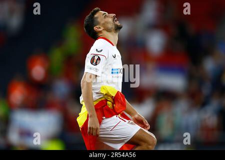 Sevilla, Spanien. 31. Mai 2023. Jesus Navas vom FC Sevilla blickt in den Himmel und erinnert sich an die toten Spieler in Sevilla Antonio Puerta und Jose Antonio Reyes während des Spiels der UEFA Europa League. Das Finale zwischen dem FC Sevilla und dem AC Roma wurde am 31. Mai 2023 im Puskas Arena Stadium in Budapest, Ungarn, gespielt. (Foto: Antonio Pozo/PRESSIN) Kredit: PRESSINPHOTO SPORTS AGENCY/Alamy Live News Stockfoto