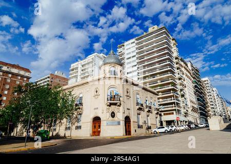 ROSARIO, ARGENTINIEN - 12. MÄRZ 2021: Gemeinderat von Rosario City. Das Hotel befindet sich im Palacio Vasallo Gebäude neben dem National Flag Memorial. Stockfoto