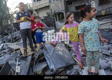 Gaza, Palästina. 31. Mai 2023. Palästinensische Kinder stehen inmitten der Trümmer ihrer zerstörten Wohngebäude nach den israelischen Anschlägen auf Gaza-Stadt. Israel und die islamische Dschihad-Bewegung einigten sich Ende Mai auf einen von Ägyptern vermittelten Waffenstillstand. Israel hat als Reaktion auf den Abschuss von Raketen vom Gazastreifen nach Israel mehrere Angriffe auf die militärische Führung der palästinensischen Islamischen Dschihad-Bewegung verübt. Die Auswirkungen der israelischen Razzien auf Gaza am 12. Mai 2023. Kredit: SOPA Images Limited/Alamy Live News Stockfoto