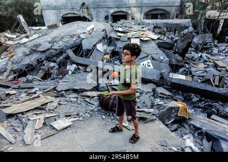 Gaza, Palästina. 31. Mai 2023. Ein palästinensisches Kind spielt inmitten der Trümmer seiner zerstörten Wohngebäude nach israelischen Anschlägen auf Gaza City. Israel und die islamische Dschihad-Bewegung einigten sich Ende Mai auf einen von Ägyptern vermittelten Waffenstillstand. Israel hat als Reaktion auf den Abschuss von Raketen vom Gazastreifen nach Israel mehrere Angriffe auf die militärische Führung der palästinensischen Islamischen Dschihad-Bewegung verübt. Die Auswirkungen der israelischen Razzien auf Gaza am 12. Mai 2023. Kredit: SOPA Images Limited/Alamy Live News Stockfoto