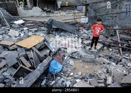 Gaza, Palästina. 31. Mai 2023. Ein palästinensisches Kind steht inmitten der Trümmer ihrer zerstörten Wohngebäude nach israelischen Anschlägen auf Gaza City. Israel und die islamische Dschihad-Bewegung einigten sich Ende Mai auf einen von Ägyptern vermittelten Waffenstillstand. Israel hat als Reaktion auf den Abschuss von Raketen vom Gazastreifen nach Israel mehrere Angriffe auf die militärische Führung der palästinensischen Islamischen Dschihad-Bewegung verübt. Die Auswirkungen der israelischen Razzien auf Gaza am 12. Mai 2023. Kredit: SOPA Images Limited/Alamy Live News Stockfoto