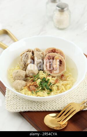 Mie Bakso Cincang oder Baso, Fleischbällchen mit gelber Nudelsuppe und Stocksuppe. Auf Der White Bowl. Beliebtes Street Food in Indonesien Stockfoto