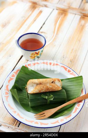 Serabi Solo. Traditionelle Pfannkuchen aus Solo, Central Java. Hergestellt aus Reismehl und Kokosmilch, gekocht in einer traditionellen erdigen Pfanne. Gerollt mit Banane Stockfoto