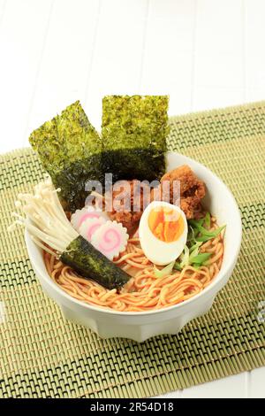 Gebratenes Hühnchen Sojasauce Ramen mit Ei, pikanter japanischer Tori Karaage Ramen Stockfoto