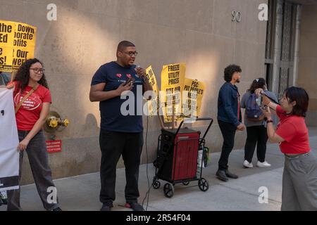 New York, Usa. 31. Mai 2023. NEW YORK, NEW YORK - MAI 31: Edmond spricht während eines Protests, um die von der NYC Party for Socialism and Libration organisierten Con Ed-Preiserhöhungen vor dem Public Service Commission Building am 31. Mai 2023 in New York City zu stoppen. Kredit: Ron Adar/Alamy Live News Stockfoto