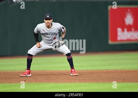 Der Shortstop der Minnesota Twins Carlos Correa (4) ist im fünften Inning während des MLB-Spiels zwischen den Minnesota Twins und Th bereit für Baseball Stockfoto