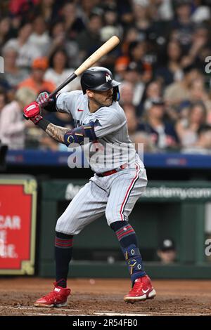 Minnesota Twins Shortstop Carlos Correa (4), der während des MLB-Spiels zwischen den Minnesota Twins und der Houston AS an der Spitze des vierten Inning antrat Stockfoto