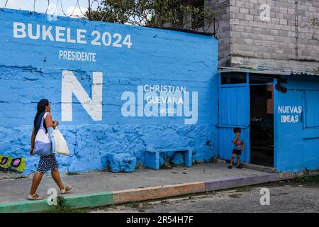 23. März 2023, San Salvador, El Salvador: Eine Frau geht an einem Wandbild vorbei und ruft zur Wiederwahl von Präsident Nayib Bukele in Apopa auf. Die Bukele-Regierung hat ihr viertes Amtsjahr vor einem befragten Wiederwahlangebot beendet. Das Land wurde in einen andauernden Ausnahmezustand versetzt, um Banden zu bekämpfen, der seit 14 Monaten besteht, sodass mehr als 68 000 mutmaßliche Bandenmitglieder verhaftet wurden. Im letzten Jahr erreichte das Land einige seiner höchsten Inflationszahlen, die es je erreicht hatte, und war fast zahlungsunfähig, da das Land über wenig Liquidität verfügt, und setzte seinen Druck auf Bitcoin fort, ein Abkommen mit t Stockfoto