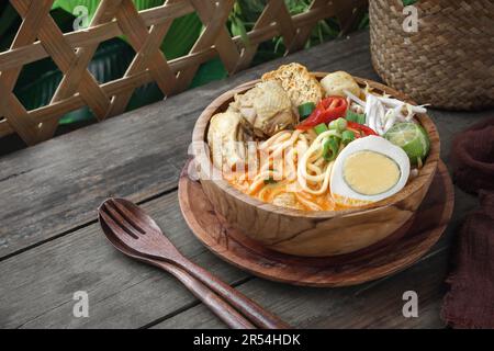 Köstliche Curry Noodles oder Malaiisch namens Mee Kari. Mit getrocknetem Tofu, Hühnchen, Fischball, Bohnensprossen, Chilischeibe, Und Ei Stockfoto