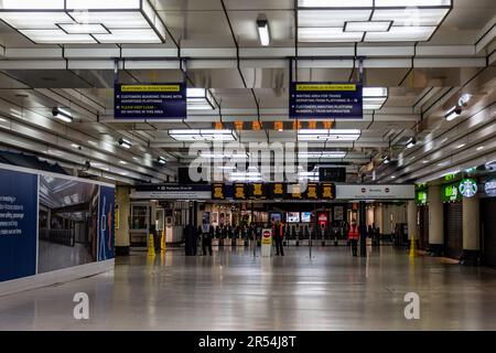 London, Großbritannien. 31. Mai 2023. Die leere Halle des Victoria-Bahnhofs ist im Zentrum von London zu sehen. Britische Bahnarbeiter streiken ständig landesweit, und im ganzen Land sind große Störungen zu erwarten. Tausende von Reisenden sind gezwungen, alternative Transportmittel zu nutzen. Kredit: SOPA Images Limited/Alamy Live News Stockfoto