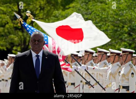 Tokio, Japan. 1. Juni 2023. US-Verteidigungsminister Lloyd Austin überprüft die Ehrenwache im japanischen Verteidigungsministerium in Tokio, Japan, am 01. Juni 2023. Nach Japan wird Verteidigungsminister Austin nach Singapur, Indien und Frankreich reisen. (Foto: Franck Robichon/Pool) (Kreditbild: © POOL via ZUMA Press Wire) NUR REDAKTIONELLE VERWENDUNG! Nicht für den kommerziellen GEBRAUCH! Stockfoto