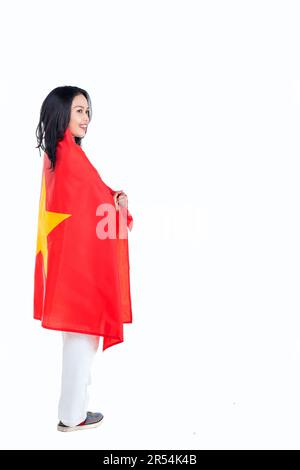 Asiatische Frauen feiern den Tag der Unabhängigkeit Vietnams am 02. September, indem sie die vietnamesische Flagge isoliert vor weißem Hintergrund halten Stockfoto