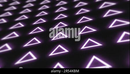 Abstraktes Muster leuchtender geometrischer Dreiecke mit futuristischem schwarzem Hightech-Hintergrund. Stockfoto