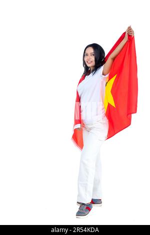 Asiatische Frauen feiern den Tag der Unabhängigkeit Vietnams am 02. September, indem sie die vietnamesische Flagge isoliert vor weißem Hintergrund halten Stockfoto