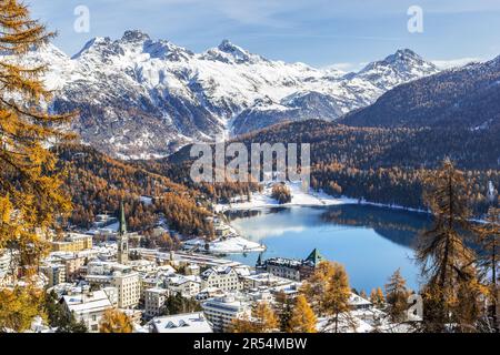 Blick auf St. Moritz, die berühmte Ferienregion für den Winter sprot, vom hohen Hügel aus Stockfoto