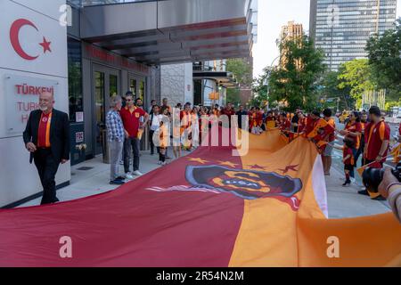 New York, Usa. 31. Mai 2023. Fans mit einer großen Fun-Club-Flagge in Rot und Gelb feiern den Galatasaray Rekord 23. in der türkischen Superliga vor der Ständigen Mission der Türkei bei den Vereinten Nationen in New York City. Galatasaray gewann seinen türkischen Ligatitel 23. mit einem Sieg von 4-1 über Ankaragucu im vorletzten Spiel der Super League am Dienstag. Kredit: SOPA Images Limited/Alamy Live News Stockfoto