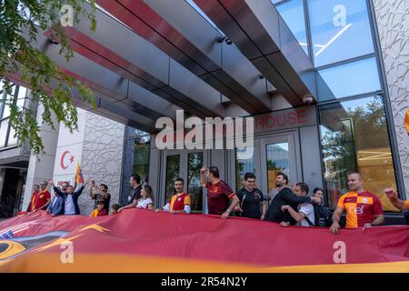 New York, Usa. 31. Mai 2023. Fans mit einer großen Fun-Club-Flagge in Rot und Gelb feiern den Galatasaray Rekord 23. in der türkischen Superliga vor der Ständigen Mission der Türkei bei den Vereinten Nationen in New York City. Galatasaray gewann seinen türkischen Ligatitel 23. mit einem Sieg von 4-1 über Ankaragucu im vorletzten Spiel der Super League am Dienstag. Kredit: SOPA Images Limited/Alamy Live News Stockfoto