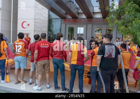 New York, Usa. 31. Mai 2023. Fans mit einer großen Fun-Club-Flagge in Rot und Gelb feiern den Galatasaray Rekord 23. in der türkischen Superliga vor der Ständigen Mission der Türkei bei den Vereinten Nationen in New York City. Galatasaray gewann seinen türkischen Ligatitel 23. mit einem Sieg von 4-1 über Ankaragucu im vorletzten Spiel der Super League am Dienstag. Kredit: SOPA Images Limited/Alamy Live News Stockfoto