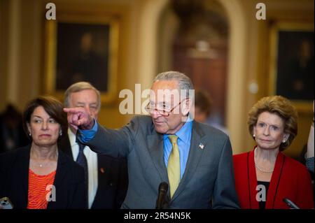Washington, Usa. 31. Mai 2023. Der Mehrheitsführer des Senats der Vereinigten Staaten, Chuck Schumer (Demokrat von New York), hält während der Pressekonferenz des politischen Mittagessens des Senats der Demokraten im US-Kapitol in Washington, DC, USA, am Mittwoch, den 31. Mai, 2023. Foto: Rod Lamkey/CNP/ABACAPRESS.COM Kredit: Abaca Press/Alamy Live News Stockfoto