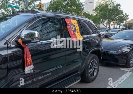 New York, Usa. 31. Mai 2023. Ein Fan-Auto mit einer Fun-Club-Flagge in Rot und Gelb feiert den Galatasaray Rekord 23. für die türkische Superliga vor der Ständigen Mission der Türkei bei den Vereinten Nationen in New York City. Galatasaray gewann seinen türkischen Ligatitel 23. mit einem Sieg von 4-1 über Ankaragucu im vorletzten Spiel der Super League am Dienstag. (Foto: Ron Adar/SOPA Images/Sipa USA) Guthaben: SIPA USA/Alamy Live News Stockfoto