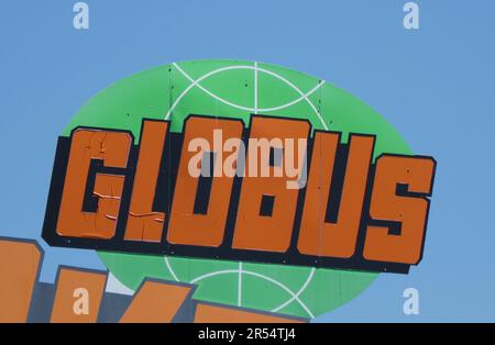 27. Mai 2023, Nordrhein-Westfalen, Brühl: Logo des Globus DIY Store Foto: Horst Galuschka/dpa/Horst Galuschka dpa Stockfoto