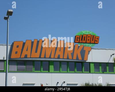 27. Mai 2023, Nordrhein-Westfalen, Brühl: Logo des Globus DIY Store Foto: Horst Galuschka/dpa/Horst Galuschka dpa Stockfoto