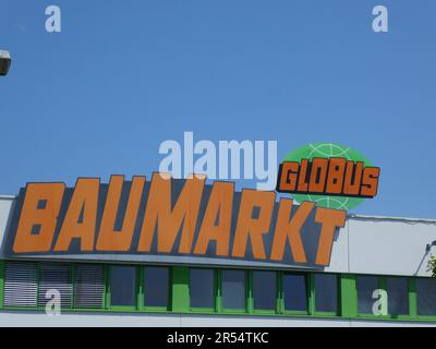 27. Mai 2023, Nordrhein-Westfalen, Brühl: Logo des Globus DIY Store Foto: Horst Galuschka/dpa/Horst Galuschka dpa Stockfoto