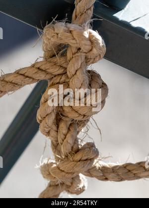 Ein Seil mit mehreren Knoten Stockfoto