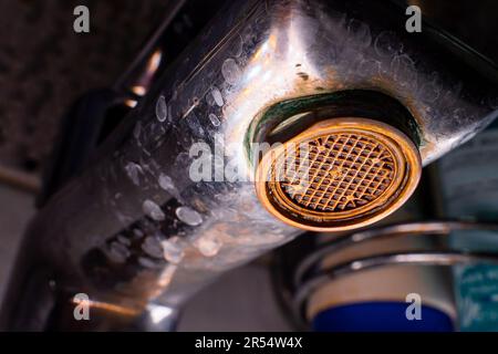 Der Diffusor im Wasserhahn ist verstopft und korrodiert. Alte Sanitäranlagen im Haus Stockfoto