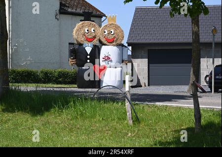 St. Vith, Belgien. 28. Mai 2023. Hochzeitspaar Braut und Bräutigam aus Heuballen oder Strohballen, die vor einem Haus am Straßenrand stehen. Credit: Horst Galuschka/dpa/Horst Galuschka dpa/Alamy Live News Stockfoto