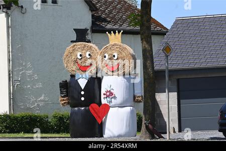 St. Vith, Belgien. 28. Mai 2023. Hochzeitspaar Braut und Bräutigam aus Heuballen oder Strohballen, die vor einem Haus am Straßenrand stehen. Credit: Horst Galuschka/dpa/Horst Galuschka dpa/Alamy Live News Stockfoto