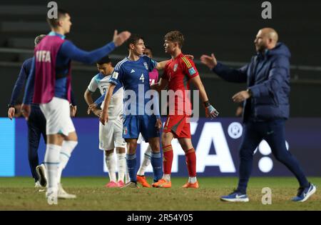 La Plata, Argentinien, am 27. Mai 2023. Italiens Torwart Sebastiano Desplanches (C-R) und Mittelfeldspieler Matteo Prati (C-L) feiern, nachdem sie England bei der Fußball-Weltmeisterschaft Sub-20 in Argentinien mit 2-1 besiegt und eliminiert haben. Runde 2023 mit 16 Fußballspielen zwischen England und Italien im Diego Armando Maradona Stadion in La Plata, Argentinien, am 31. Mai 2023. Italien hat gewonnen und sich für die Viertelfinalrunde qualifiziert. Stockfoto